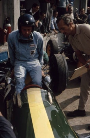 Colin couve son poulain et sa monoplace... Colin couve son poulain et sa monoplace...